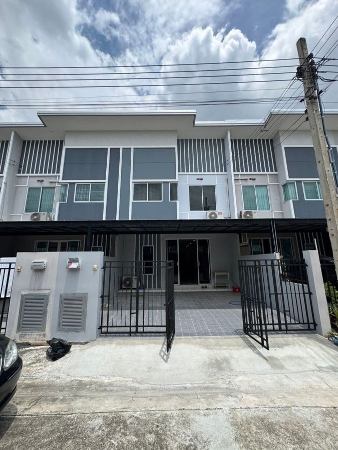 - ให้เช่า ทาวน์โฮม รีโนเวทใหม่ โครงการ RK Park 2 รามอินทรา - ซาฟารี เดินทางสะดวก ราคา 13,000 บาท/เดือน