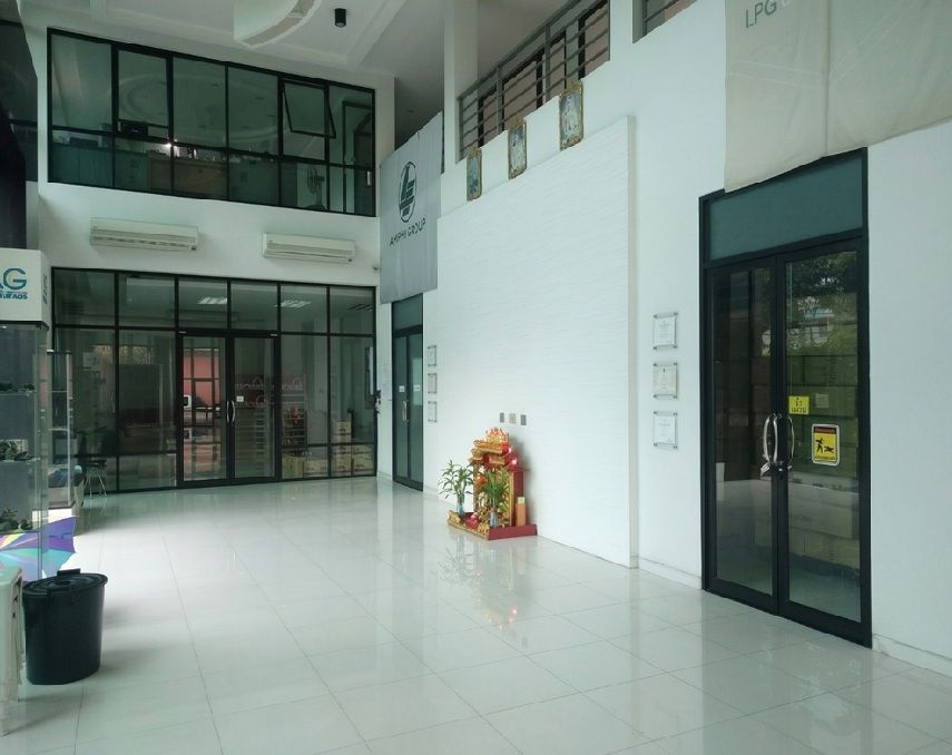 - ให้เช่าอาคารสำนักงาน 4 ชั้น พื้นที่ใช้สอยรวม 1,700 ตารางเมตร พร้อมที่พักชั้นบน / ทำเลซอยคู้บอน