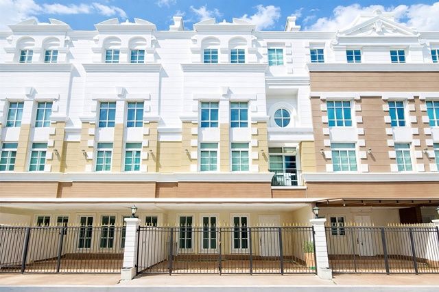 - ทาวน์โฮมหรู 4 ชั้น อ่อนนุช ใกล้BTSปุณณวิถี 1.47กม. โลตัส วชิรธรรม7 800ม. 3 นอน 4 น้ำ 20 ตร.ว. 240 ตร.ม. ตลาดอุดมสุข 1.6 กม