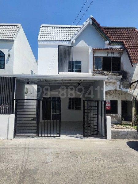 - ขายบ้านแฝด 2 ชั้น หมู่บ้านฉัตรหลวง ราษฎร์อุทิศ 54 เนื้อที่ 21 ตรว 3นอน 2น้ำ การเดินทางสะดวก