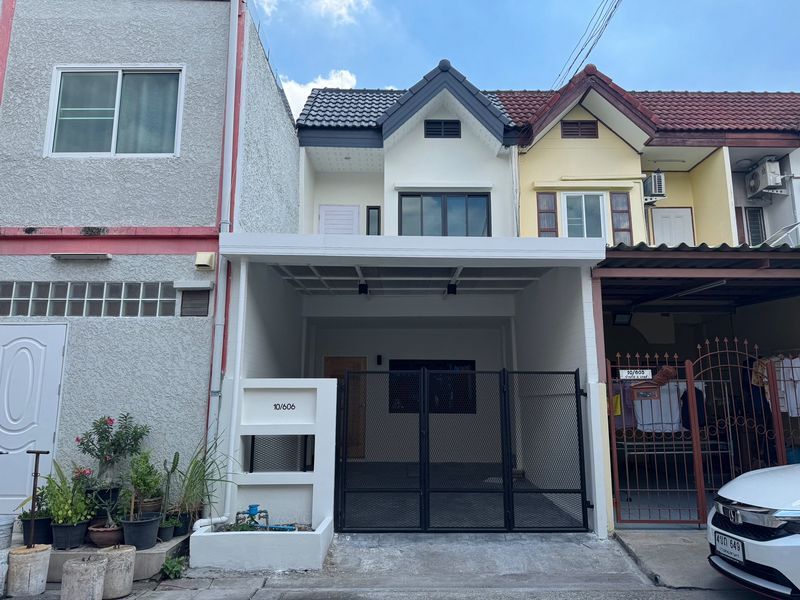 - ทาวน์โฮม รีโนเวทพร้อมอยู่ ม.สินธานี 1 นวมินทร์ 93 (ซอย 1/4) ขนาด 18 ตารางวา 2 ห้องนอน ถนนนวมินทร์ ซอยนวมินทร์93 แขวงนวมินทร์ เขตบึงกุ่ม กรุงเทพมหานคร