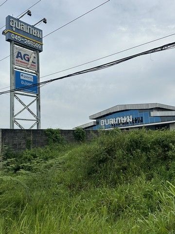 - ขายที่ดินทำเลทอง โดยเจ้าของ เนื้อที่ 5 ไร่ ติดถนน 4 เลน น้ำไม่เคยท่วม ใกล้ แมคโครโ ลตัส บิ๊กซีวารินชำราบ อุบลราชธานี