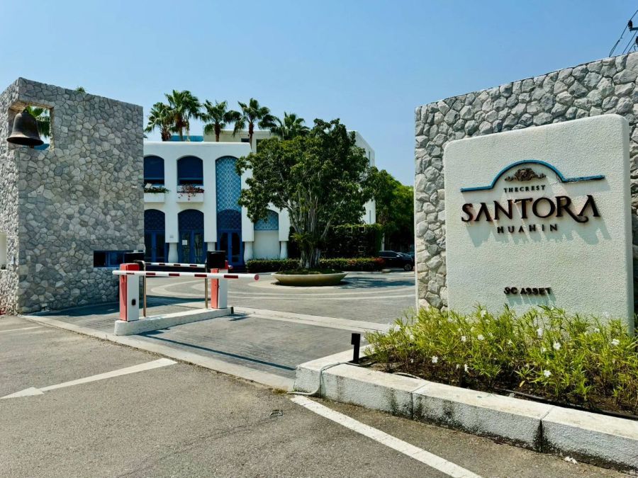 - ขายคอนโดหรูติดสระ ก้าวเดียวลงน้ำได้เลย! โครงการ The Crest Santora Hua Hin