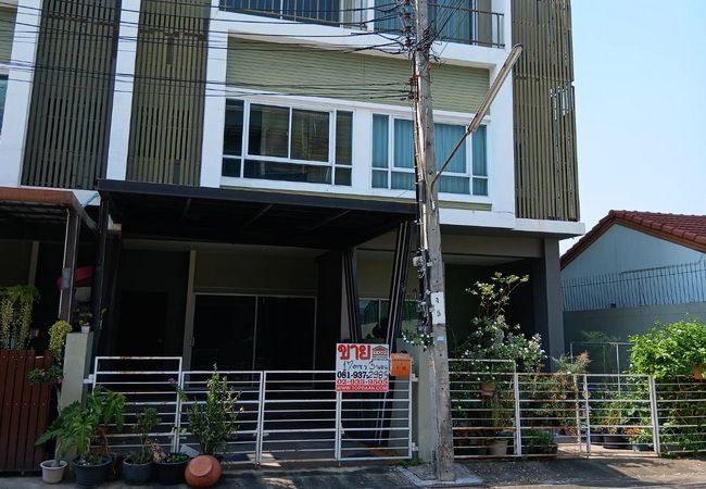 - ขายทาวน์เฮ้าส์ หมู่บ้านนลิน อเวนิว 2 รามคำแหง 144 เนื้อที่ 17 ตร.ว. 3 ชั้น 3 นอน 3 น้ำ