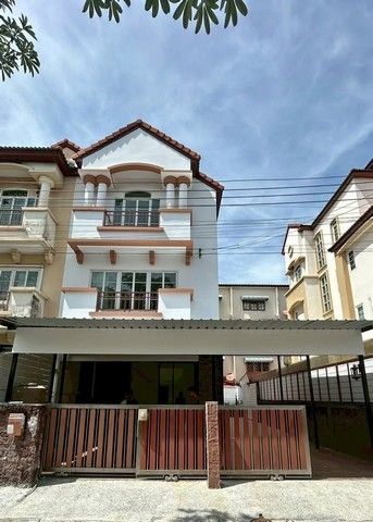 - ให้เช่าทาวโฮม 3.5 ชั้น ตกแต่งใหม่ทั้งหลัง หมู่บ้านสรานนท์ ปากเกร็ด หลังมุม 50 ตร.ว. 7 ห้องนอน แอร์7 เครื่อง ที่จอดรถ 5 คัน
