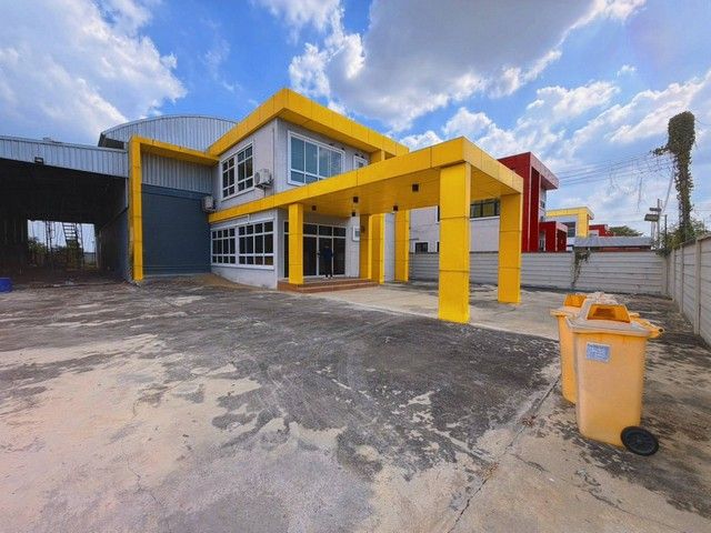 - ขายโรงงานพร้อมออฟฟิศ 2 ชั้น พื้นที่ 2 ไร่ นราภิรมย์ บางเลน นครปฐม สภาพดีพร้อมใช้งาน รถใหญ่ รถคอนเทนเนอร์เข้าออก สะดวก