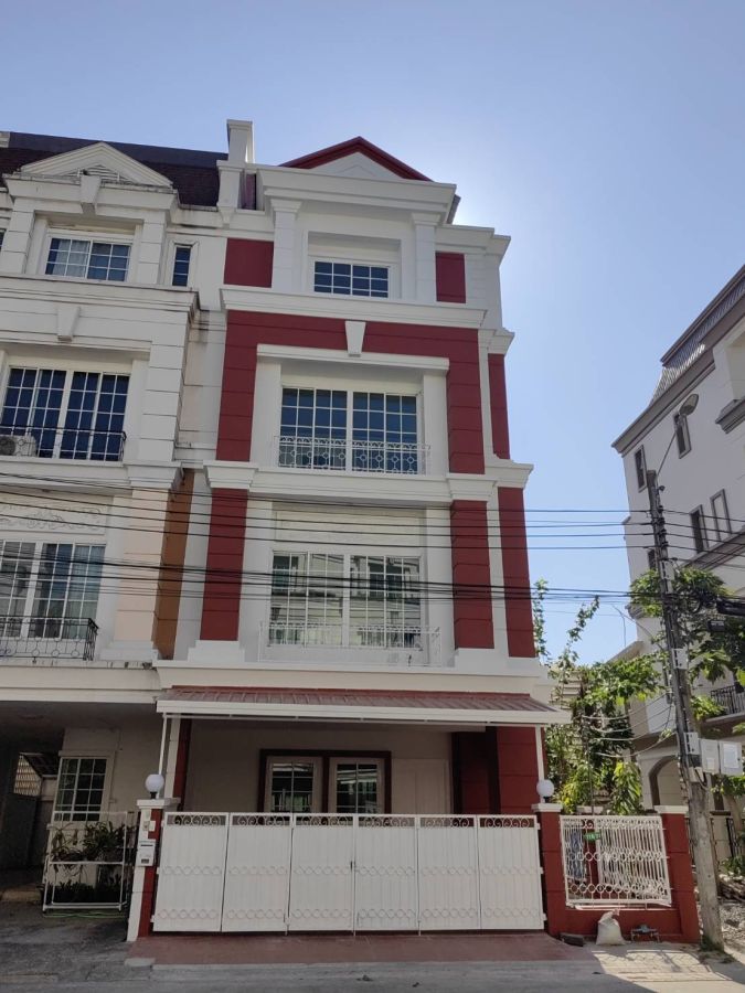 - ให้เช่าโฮมออฟฟิศ 4 ชั้น Plus Park Avenue ลาซาล-ศรีนครินทร์ สิ่งแวดล้อมดี ใกล้ BTSแบริ่ง และMRTศรีลาซาล