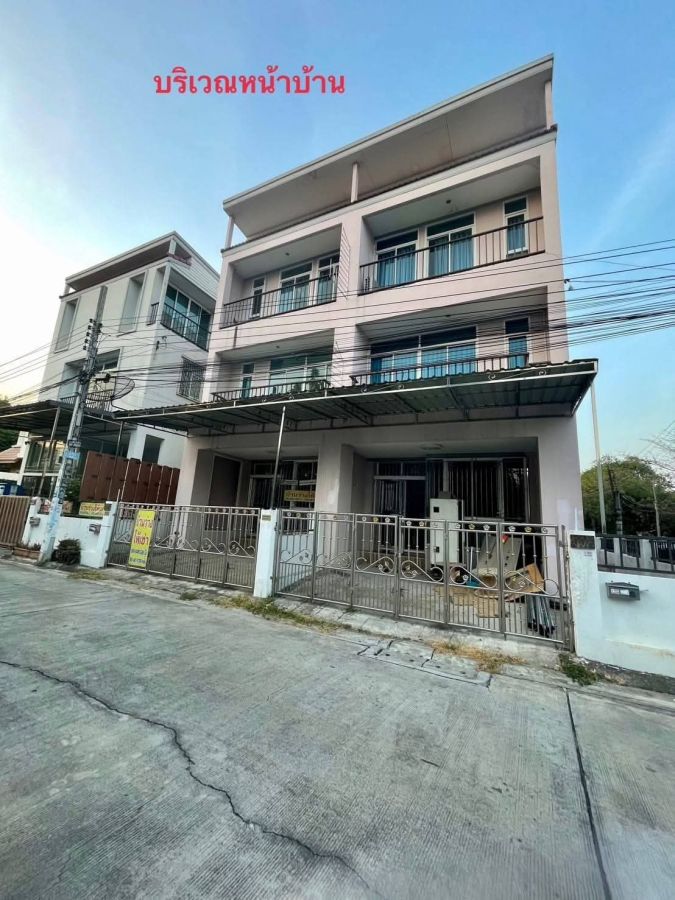 - ให้เช่า ทาวน์โฮม 3 ชั้น ใกล้ โรงเรียน สารสาสน์วิเทศร่มเกล้า และ ปั๊ม ปตท เดินทางสะดวก พร้อมอยู่ ราคา 15,000 บาท/เดือน