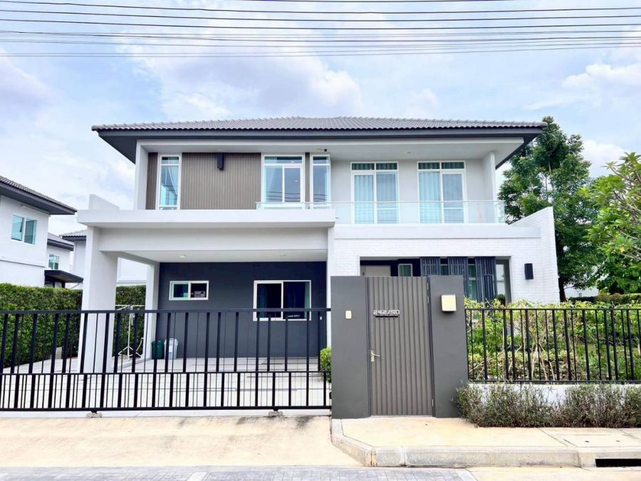 - ขายบ้านเดี่ยว 2 ชั้น หมู่บ้านมัณฑนา สันทราย ถนนเชียงใหม่ - ดอยสะเก็ด ใกล้ Meta mall Central festival