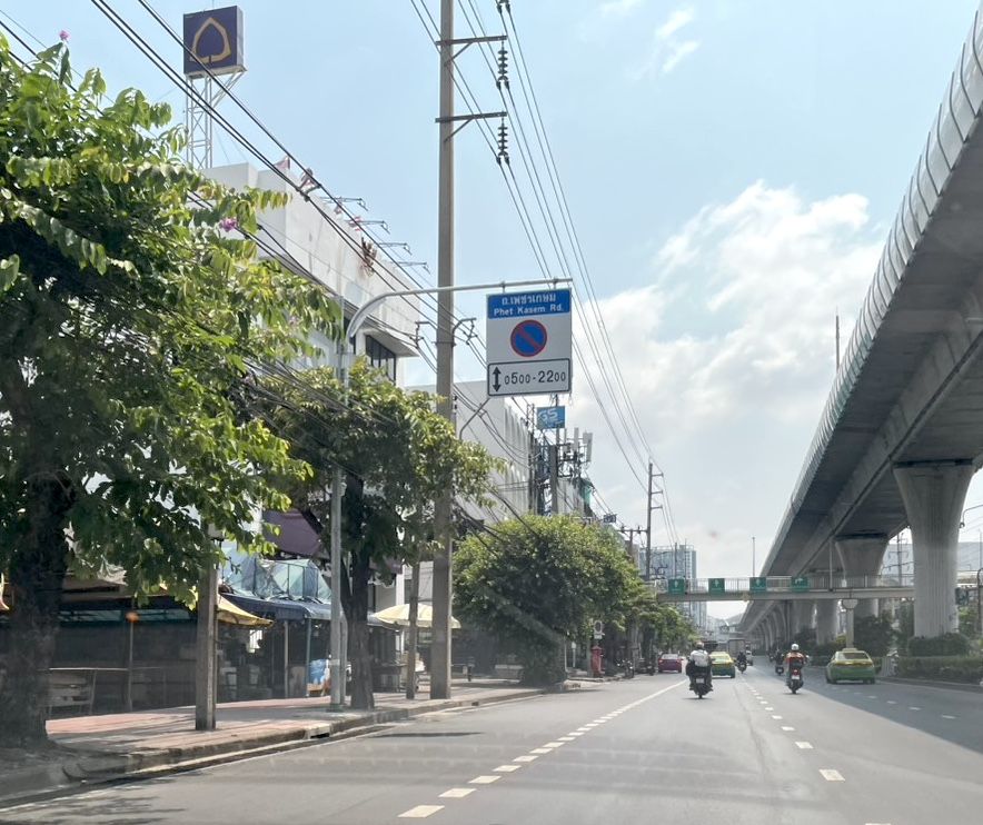 - ขายวาละ 45,000 ที่ดิน 188 ตารางวา ซอยเพชรเกษม 68 แยก 28