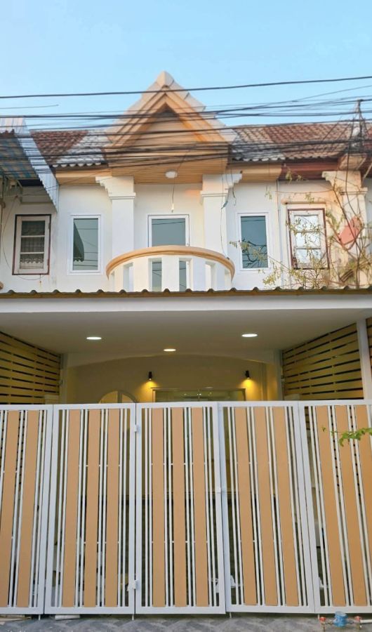 - ขายทาวน์โฮม พงษ์ศิริชัย 4 เพชรเกษม 81 รีโนเวทใหม่ 3 ห้องนอน ราคา 1.95 ล้าน