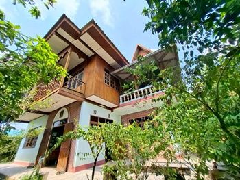 - ขายด่วน! ที่ดินพร้อมบ้านสวนริมน้ำ บ้านครึ่งตึกครึ่งไม้ สุดคลาสสิก ทำเลทอง ต.วัดเพลง จ.ราชบุรี ราคา 15,000,000 บาท