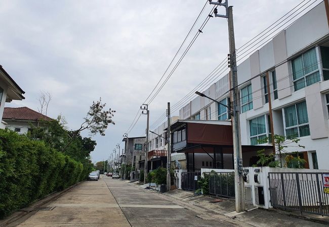 - ขายทาวน์เฮ้าส์ หมู่บ้านมายด์ ฮอฟฟ์ ร่มเกล้า-สุวรรณภูมิ เนื้อที่ 22.8 ตร.ว. 3 ชั้น 3 นอน 3 น้ำ
