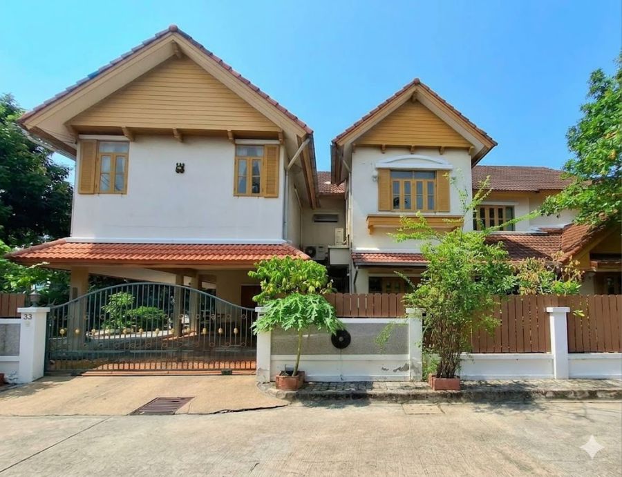 - บ้านหลังริม เป็นส่วนตัว บนเนื่อที่ 124.7 ตร.ว. ม.วรารมย์ เพชรเกษม 81
