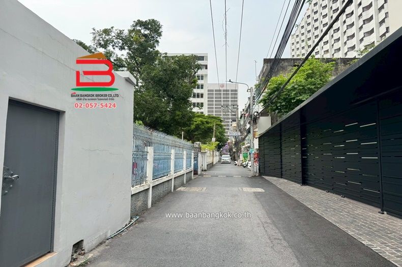 - ที่ดิน ซอยสีลม 11 เนื้อที่ 230 ตรว. ใกล้มูลนิธิตระกูลหว่อง ถนนสีลม แขวงสาทร เขตบางรัก
