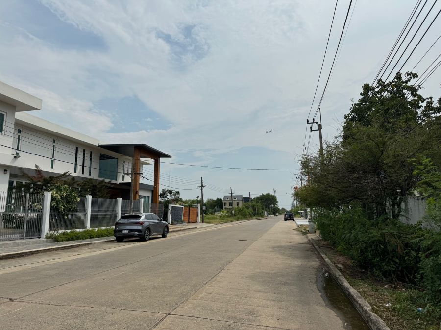 - ขายที่ดินเปล่าถมแล้วน้ำไฟพร้อม ขายราคาเท่าทุน พร้อมปลูกสร้างในหมู่บ้านบนถนนสุวินทวงศ์ใกล้รถไฟฟ้าสายสีส้ม