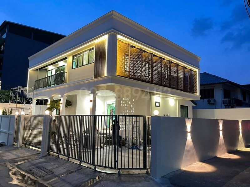 - ขายบ้านเดี่ยว บ้านหรู หลังมุม โซนนวมินทร์ 127 สไตล์ Modern Craftmanship เนื้อที่ 66 ตรว 3นอน 3น้ำ ทำเลดี อยู่ใจกลางจุดเชื่อมต่อรถไฟฟ้า