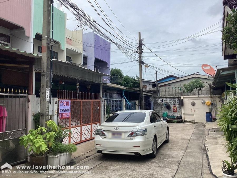 - ขายทาวน์เฮ้าส์ 2 ชั้น ซ.เพชรเกษม62/1 พื้นที่ 22.3 ตรว. ติด MRT สถานีบางแค ราคาดีที่สุด ต่อรองได้ จากปากซอยเพชรเกษม 100 เมตร