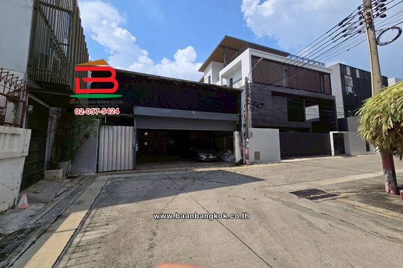 - ที่ดินพร้อมบ้าน เนื้อที่ 96 ตร.ว. (แบ่งขายได้) ซอยปรีดีพนมยงค์ 14 และ 20 (ใกล้แม็กแวลู่) ถนนสุขุมวิท แขวงพระโขนงเหนือ เขตวัฒนา