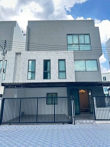 - ให้เช่าพูลวิลล่าใกล้อมตะชลบุรี ให้เช่าบ้าน 3 ชั้น ขายพูลวิลล่าใกล้อมตะนคร พร้อมเฟอร์ พร้อมเข้าอยู่ เมืองชลบุรี
