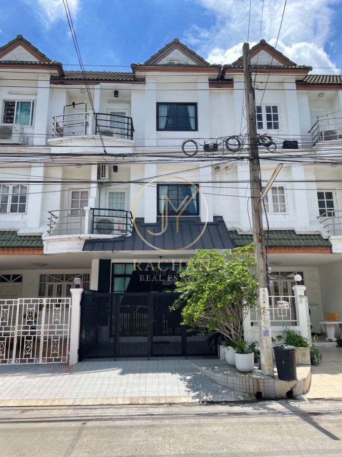 - ขายด่วน ทาวน์โฮม 3 ชั้น จัดเต็มเฟอร์นิเจอร์ทั้งหลัง หมู่บ้านรื่นฤดี รามคำแหง180 เนื้อที่ 18.2 ตร.ว