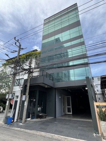 - ให้เช่าออฟฟิศสำนักงาน5ชั้น มีลิฟท์ ใกล้รถไฟฟ้า BTSสถานีทองหล่อ และสถานีพร้อมพงษ์ พื้นที่ใช้สอย 900 ตรม .ซอยทองหล่อ23หรือสุขุมวิท55