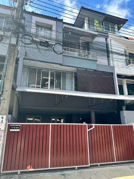 - ให้เช่าโฮมออฟฟิศซอยลาดพร้าว80 จำนวน 4 ชั้น เขตวังทองหลาง กรุงเทพ