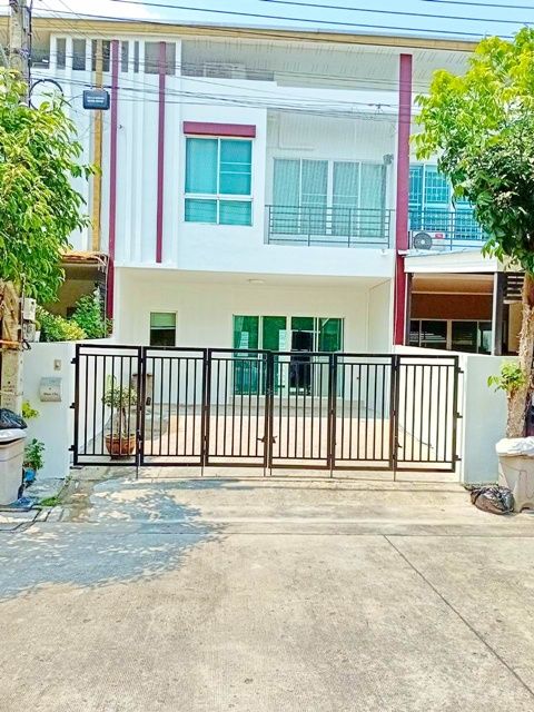 - ใกล้ MRTบางชัน 900ม. 29ตร.ว. พระยาสุเรนทร์21-27 ทาวน์โฮม 2ชั้น 3นอน 2น้ำ 232ตร.ม. พร้อมเฟอร์ฯ ใกล้ตลาดใหม่พระยาสุเรนทร์ 800 ม.