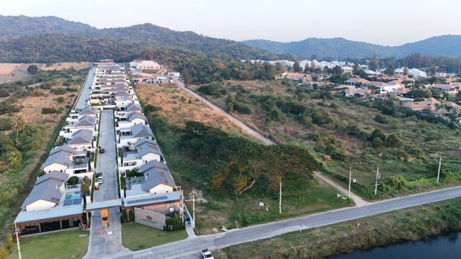 - ที่ดิน 1-0-0 ไร่ แปลงสวยเหมาะสำหรับสร้างบ้าน ทำเลทองสำหรับบ้านในฝันของคุณ!