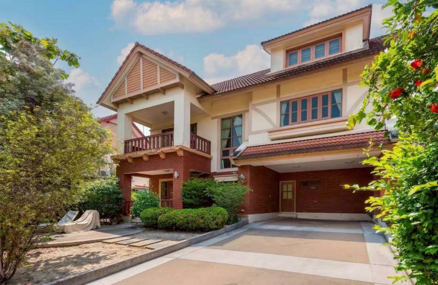 - โครงการ พฤกษ์ภิรมย์ รีเจ้นท์ ปิ่นเกล้า คฤหาสน์หรู สไตล์ทิวดอร์ 128 ตารางวา ติดถนนกาญจนาภิเษก บางใหญ่