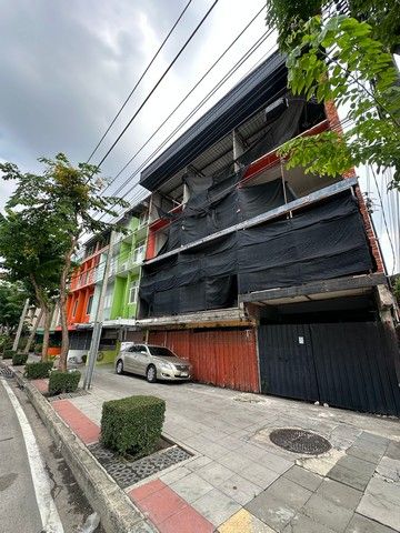 - ขายที่ดินพร้อมสิ่งปลูกสร้าง ริมถนนราษฎร์บูรณะ ทำเลดี ติดถนนใหญ่