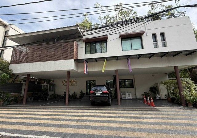 - ให้เช่าบ้าน 2 ชั้น ซอยสุขุมวิท 24 ใกล้ห้าง Emporium ตกแต่งพร้อมเข้าอยู่ แขวงคลองตัน เขตคลองเตย,กรุงเทพมหานคร