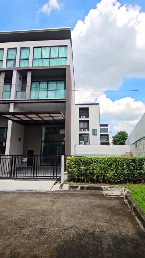 - ทาวน์โฮม 3.5 ชั้น หลังมุม พื้นที่ใหญ่ที่สุดในหมู่บ้าน 57.7 ตรว. รีโนเวตใหม่สวยทั้งหลัง เพียง 7,690,000บาท!! โ