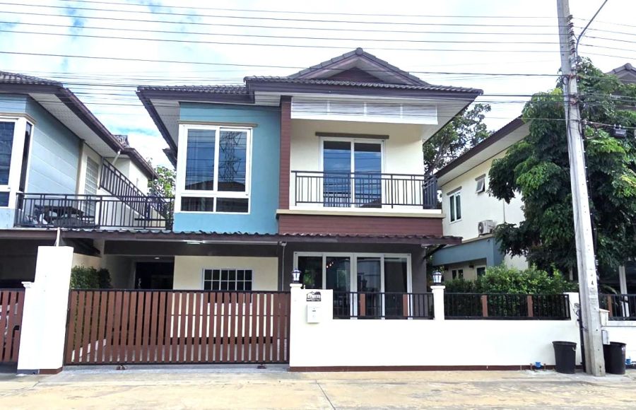 - บ้านวังจารุ บางบัวทอง บ้านแฝด รีโนเวทใหม่ทั้งหลัง พร้อมหิ้วกระเป๋าเข้าอยู่ ขนาดพื้นที่ 41.3 ตรว. เพียง 3,690,000บาท