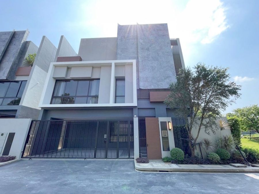 - บูก้าน กรุงเทพกรีฑา 4 นอน 5 น้ำ 430 ตร.ม. บ้านหัวมุม ลิฟท์ส่วนตัว