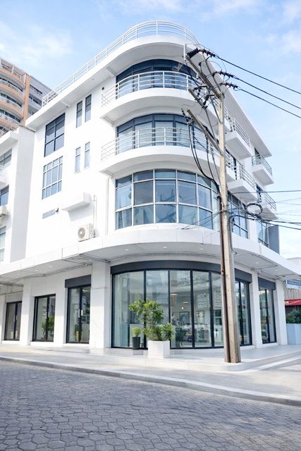 - โชว์รูม 4.5 ชั้น ติด MRT ศรีนุช อาคารพาณิชย์ห้องมุม ทำเลทอง อ่อนนุช