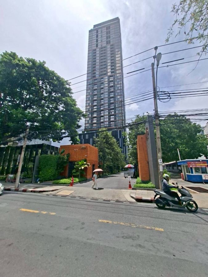 - ขายคอนโด The Lofts Silom ใกล้กรุงเทพคริสเตียนเพียง 200 ม. 49.22 ตร.ม.ชั้น23 ใกล้รถไฟฟ้าBTS สถานีสุรศักดิ์ อยู่ถนนประมวล แขวงสีลม เขตบางรัก กรุงเทพฯ