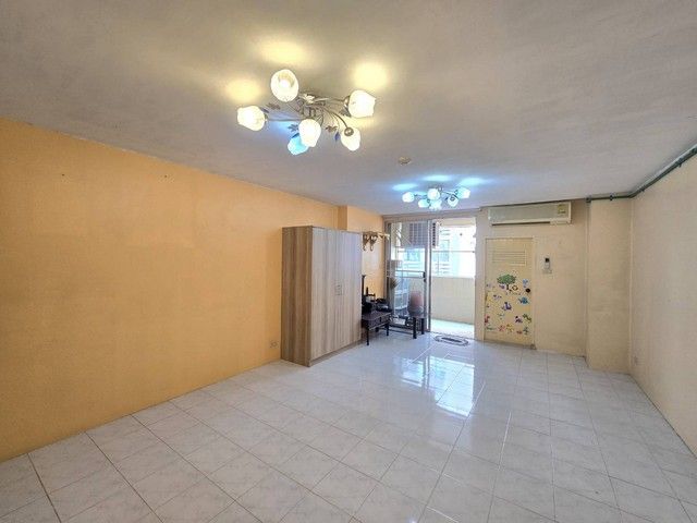 - ห้องชุด รอแยล ทาวเวอร์ 3 Royal Tower 3 29 ตร.-ม. 950000 บาท ไม่ไกลจาก รถไฟฟ้า BTS สะพานควาย บรรยากาศดี กรุงเทพ