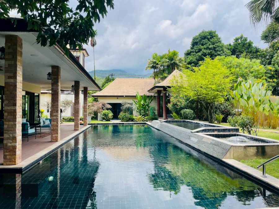 - บ้านสไตล์บาหลีสุดหรู ที่ออกแบบอย่างพิถีพิถัน ให้ทุกมุมของบ้านเชื่อมต่อกับธรรมชาติอย่างลงตัว ถ่ายทอดกลิ่นอายรีสอร์ตระดับ Luxury Private Villa