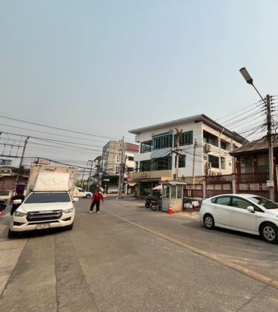- ที่ดินพร้อมสิ่งปลูกสร้าง นิมมานซอย 17 ตรงข้ามโรงแรม 5 ดาว (อาคาร 2 ชั้น พร้อมชั้นลอย)