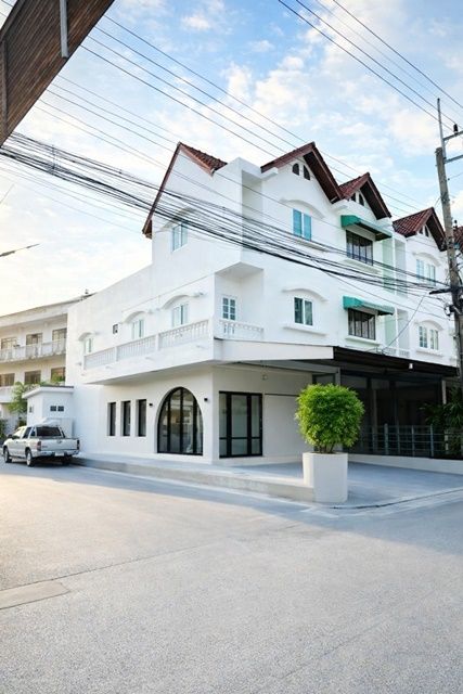 - BTS ปากน้ำ 1.4กม. อาคารพาณิชย์หลังมุม 3 ชั้น 4 นอน โก โฮลเซลล์ ศรีนครินทร์ BTSโรงเรียนนายเรือ 1.2กม. 2 น้ำ 31 ตร.ว.370 ตร.ม.
