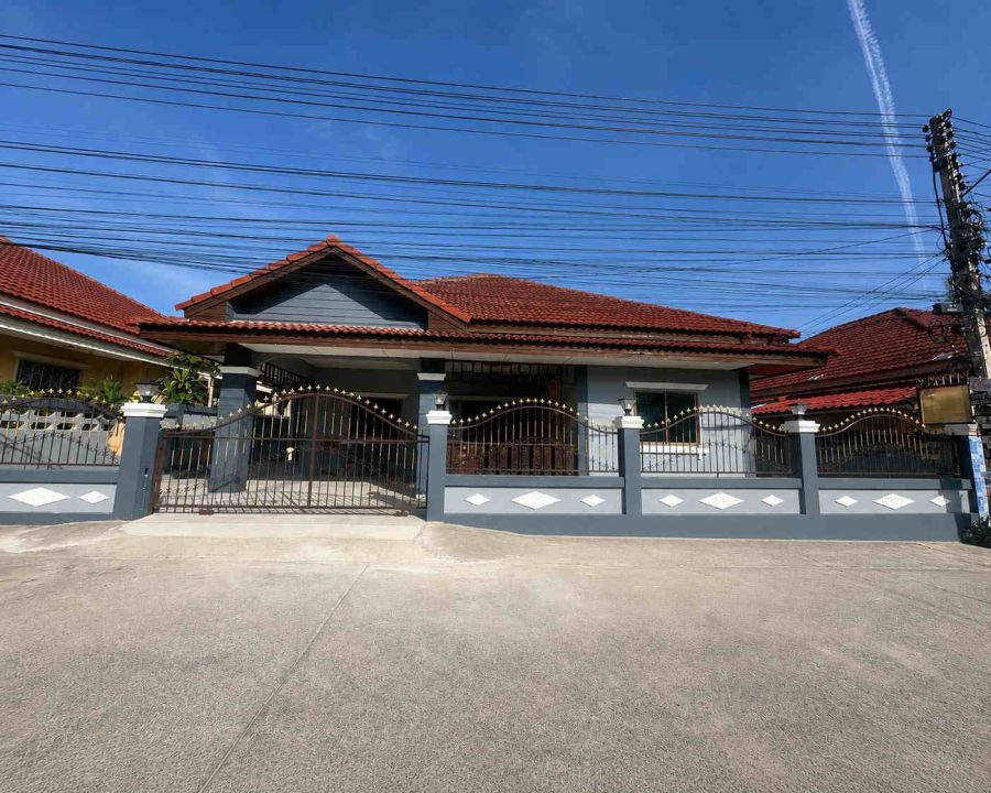 - ให้เช่า บ้านเดี่ยวรีโนเวทใหม่ 3 ห้องนอน พร้อมเฟอร์นิเจอร์ใหม่ทั้งหลัง ซอยเนินพลับหวาน