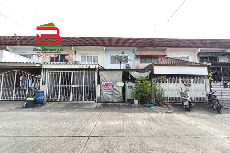 - ทาวน์เฮ้าส์ หมู่บ้านมโนรมย์ (ใกล้ซาฟารีเวิลด์) เนื้อที่ 18 ตรว. แขวงบางชัน เขตคลองสามวา