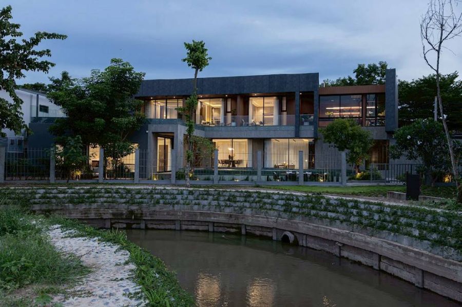 - บ้าน Modern Luxury ดีไซน์โดดเด่นด้วยการผสมผสานวัสดุระดับพรีเมียม ทั้งเหล็ก ไม้ กระจก และหินลวดลายเฉพาะตัว พร้อมกระจกบานใหญ่เปิดรับแสงธรรมชาติ