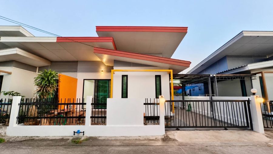 - ขายบ้านเดี่ยว ชั้นเดียว รีโนเวทใหม่ทั้งหลัง หมู่บ้านลลัลตา เออริเกท คลองน้ำหู (ระยอง) 43 ตร.วา แอร์ 2 โซนมาบตาพุด