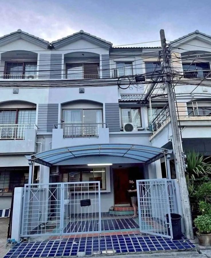 - ให้เช่า ทาวน์โฮม 3 ชั้น โครงการ บ้านกลางเมือง พระราม 9 ซอย 43 ใกล้ทางด่วนและแอร์พอร์ตลิงก์ ราคา 30,000 บาท/เดือน