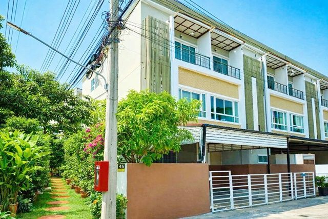 - ใกล้MRT สัมมากร 1 กม.รามคำแหง 142-146 เตรียมอุดมน้อมเกล้า ทาวน์โฮม 3 ชั้น พร้อมเฟอร์ฯ 3 นอน 3 น้ำ เหมาะสำหรับอยู่อาศัย และโฮมออฟฟิศ