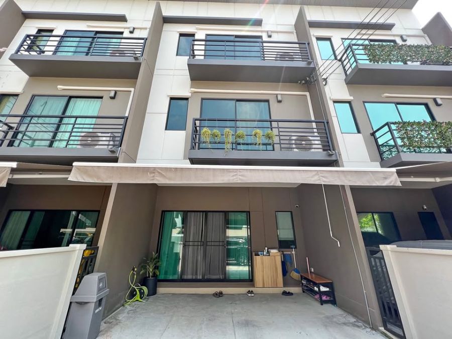 - ขาย / ให้เช่า ทาวน์โฮม 3 ชั้น ตกแต่งพร้อมอยู่ ทำเลดี บ้านสภาพดีมาก พร้อมเฟอร์นิเจอร์และเครื่องใช้ไฟฟ้าครบ เหมาะทั้งอยู่อาศัย ออฟฟิศ หรือเพื่อการลงทุน