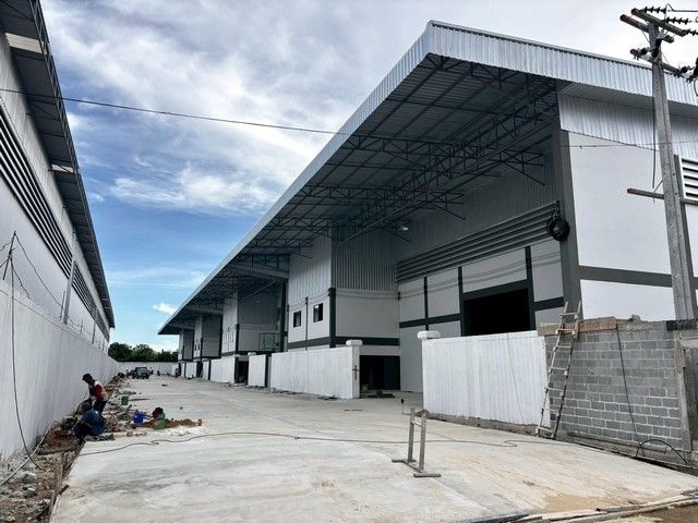 - ให้เช่าโกดังพร้อมออฟฟิศสร้างใหม่ ไฟฟ้า 250 KVA มี 3 ขนาดให้เลือก ตำบล สวนหลวง อำเภอกระทุ่มแบน