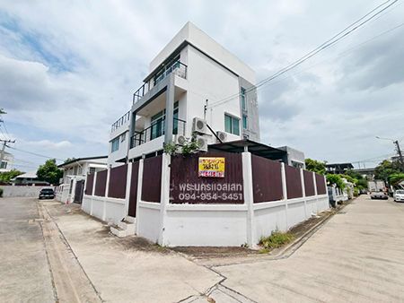 - ขายหรือให้เช่า บ้านเดี่ยว 3 ชั้น เนื้อที่ 77 ตรว. หลังมุม หมู่บ้านเสรี 8 ซ.พระราม 9 ซ.62 ใกล้ห้างเดอะไนน์ ทางด่วน แขวง/เขตสวนหลวง กรุงเทพ